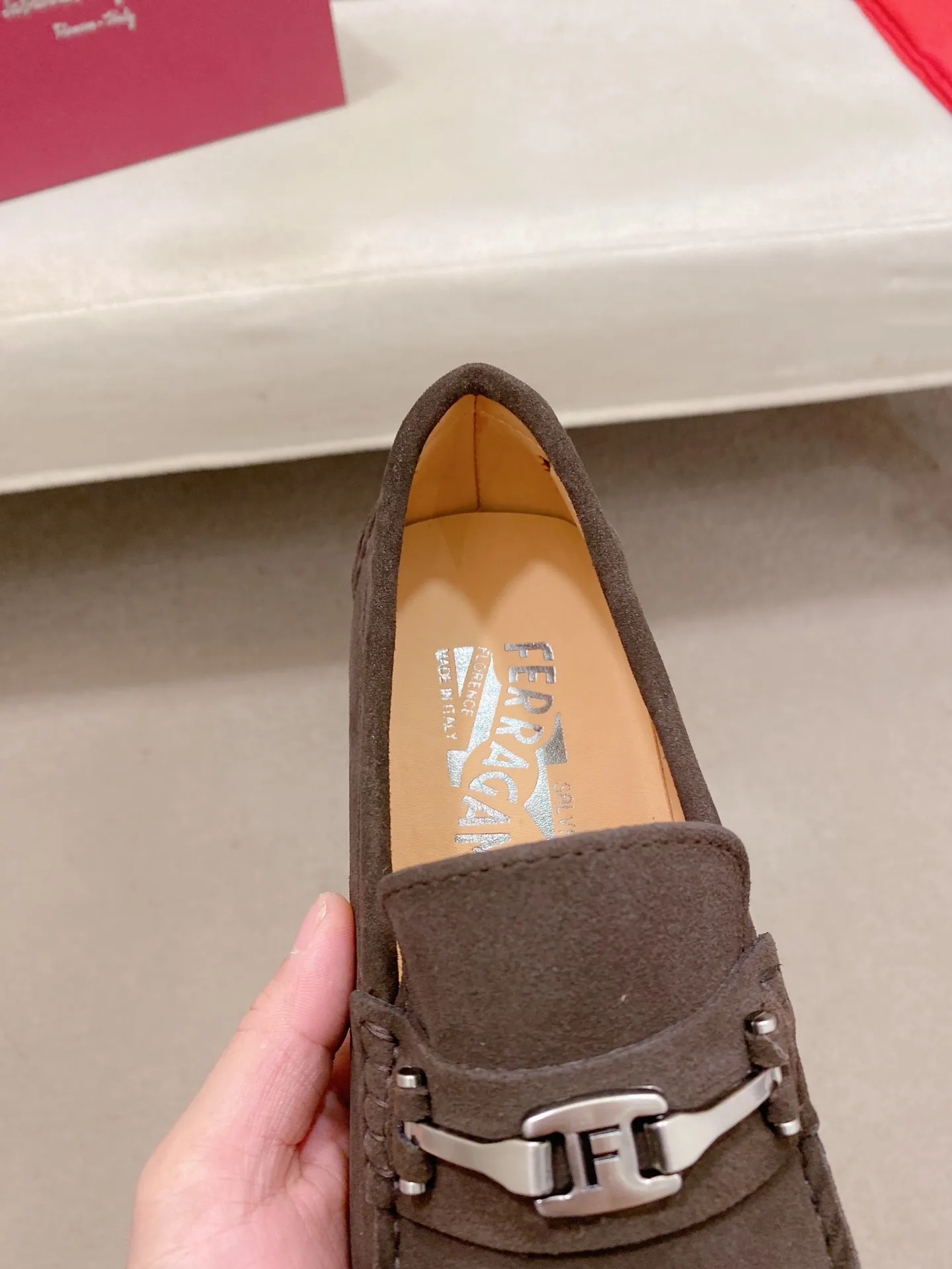 Factory price: 540💰High-end quality! Ferragamo🆕🆕Exclusive hot-selling products in stock🔥🔥New products on the shelves, high-quality Ferragamo men's pea shoes, high-end casual driving shoes, with complete packaging! 💪 💪 Material: imported suede cowhide 🐂 + imported high-quality water-dyed cowhide lining + wear-resistant outsole 👍🏻👍🏻 Features: high-end and comfortable, purely handmade 🚀 🚀 Create the perfect shoe that suits you best 🔥 🔥 Size: (38-44) 45 standard size can be customized!